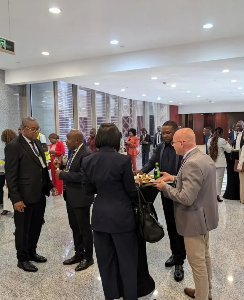 Participantes de conferencia de apertura del año judicial en guinea ecuatorial intercambiando palabras